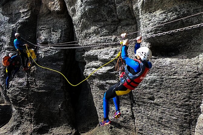 Coastering in Gran Canaria (Aquatic Route in the ocean cliffs) - Abseiling and rappelling: learning technique without prior experience