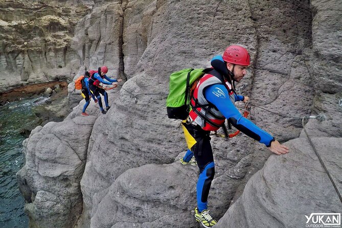 Coastering in Gran Canaria (Aquatic Route in the ocean cliffs) - Your gear and safety basics: wetsuit, helmet, life jacket, plus rope teaching