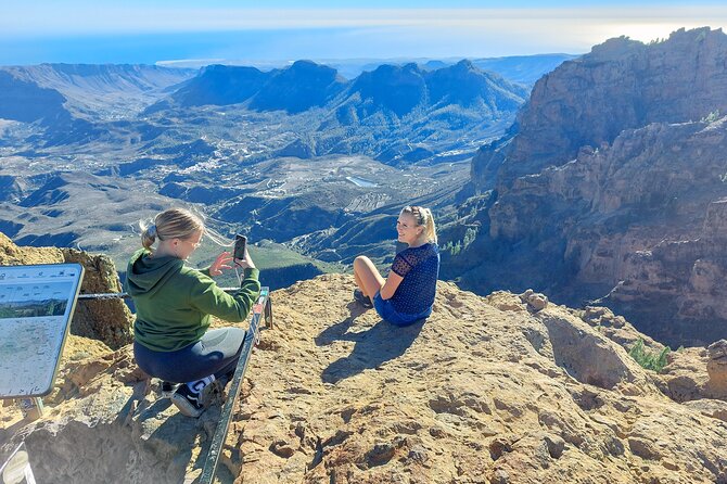 Gran Canaria 7 Highlights Small Group Tour with Tapas Picnic - Las Palmas without the overload: Plaza de Santa Ana and smart photography tips