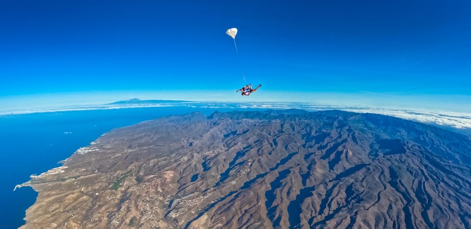 Gran Canaria : Skydiving over Maspalomas Dunes - Checking In at iJump in Playa del Inglés