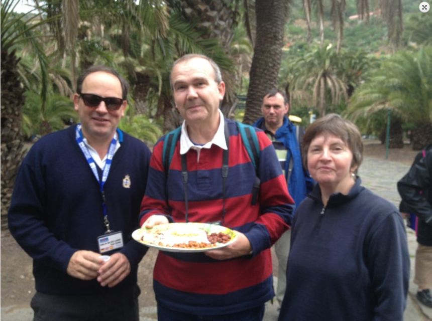 Las Palmas: Private Old City Guided Walking Tour with Tapas - Meeting at San Telmo: find the Cervezas banner